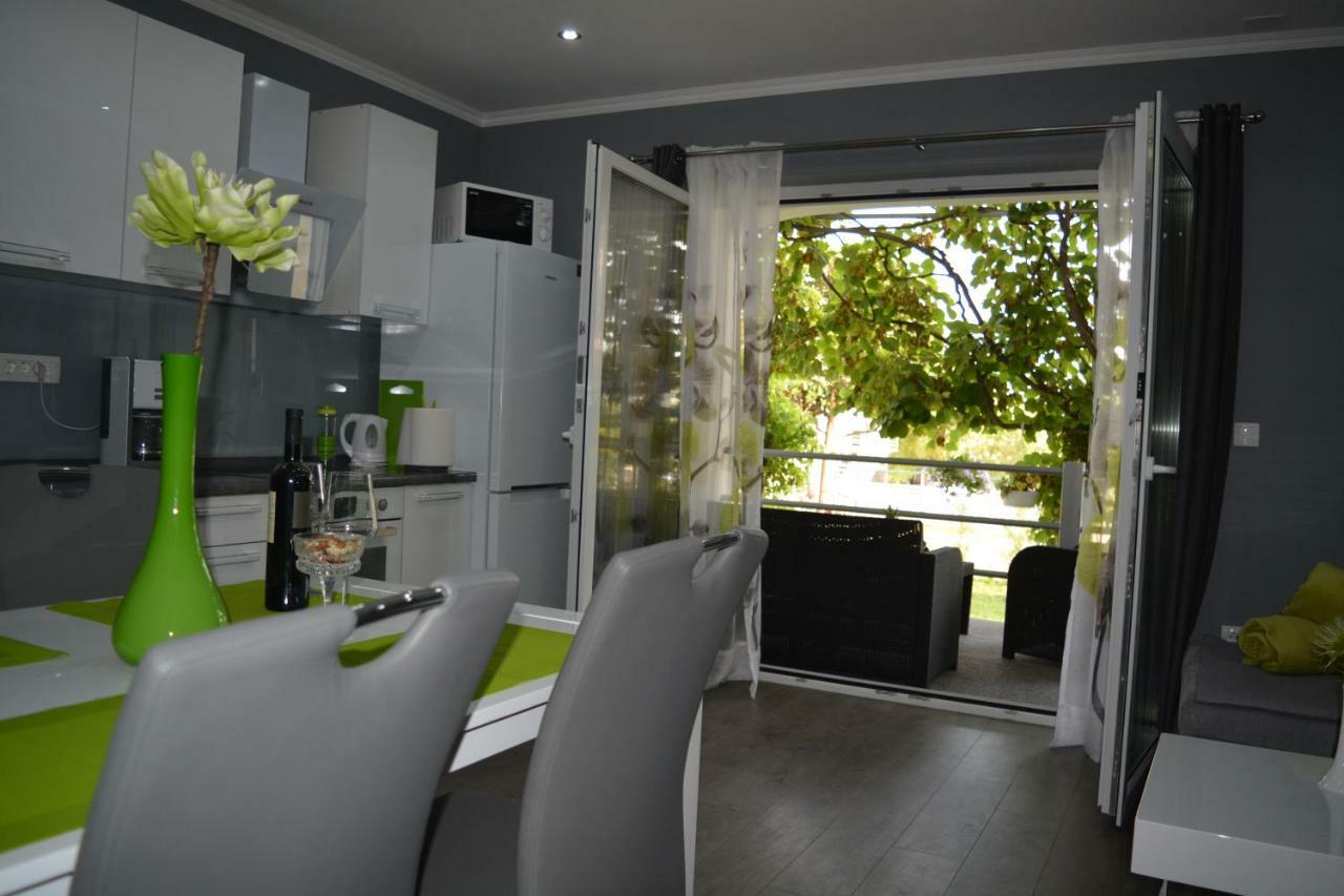 Apartment D & N Каштела Экстерьер фото